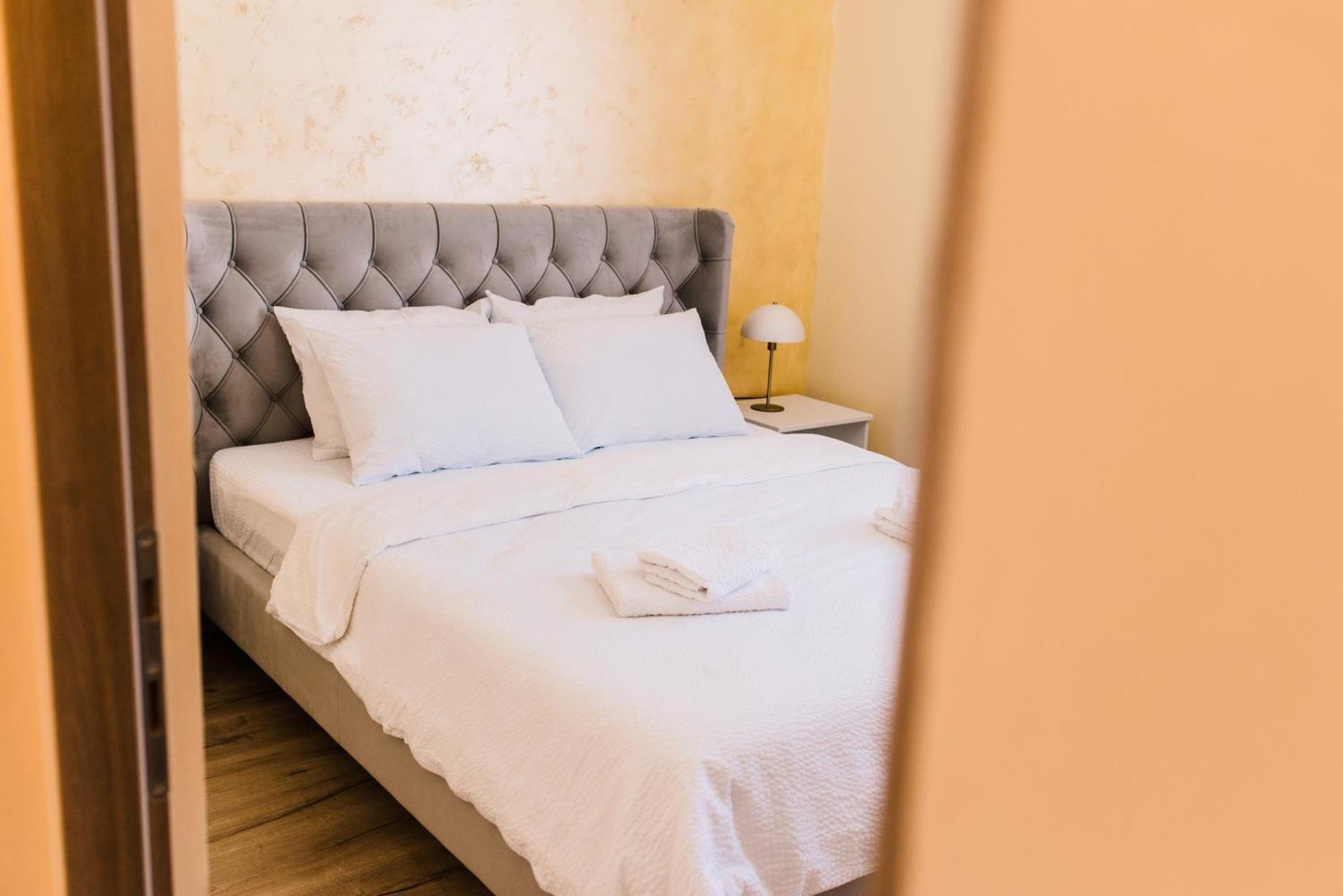 Central White Apartment Сату-Маре Екстер'єр фото